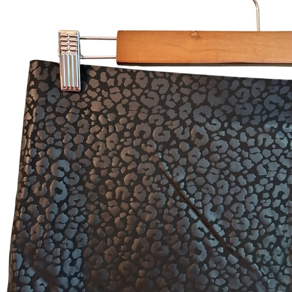 HUE Ladies Sleek Effects High Rise Biker Shorts, Black Leopard Embossed XL NEW - Picture 5 of 11